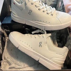 Womens ON tennis shoes